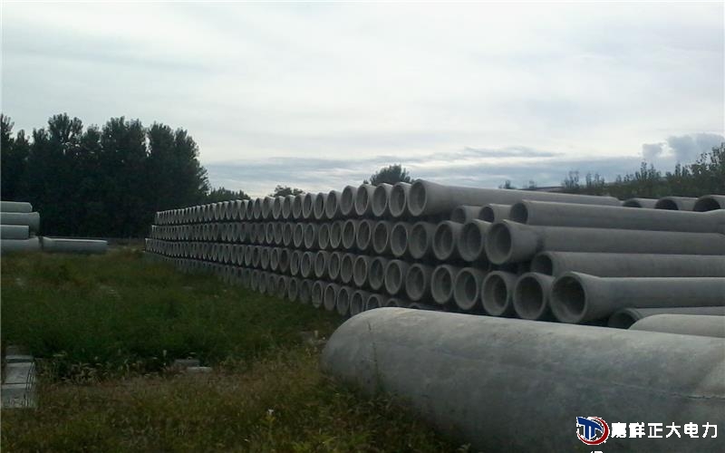 在路邊易被車輛碰撞的地方立桿,應(yīng)加設(shè)護(hù)桿樁,加高為40-50cm。 在路邊易被車輛碰撞的地方立桿,應(yīng)加設(shè)護(hù)桿樁,加高為40-50cm。